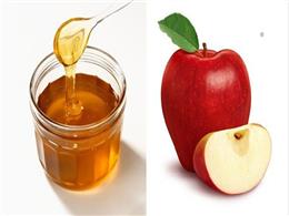 Dưỡng da ẩm mịn với táo và mật ong nguyên chất
